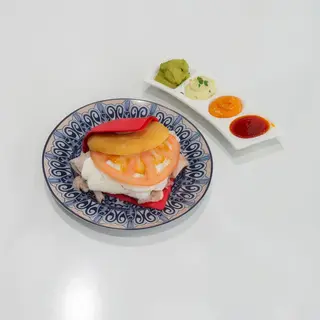 Arepa de pata con queso y tomate