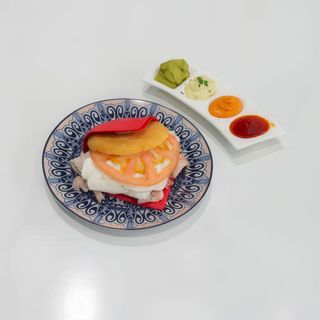 Arepa de pata con queso y tomate