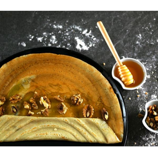 Палачинка с  домашен мед и орехи