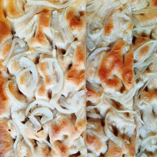 Focaccia genovese casera alle cipolla con bibita 