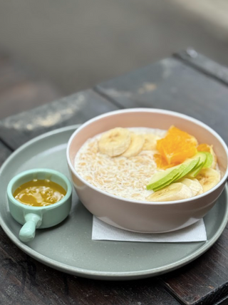 Вівсяна каша з сезонними фруктами (400g)