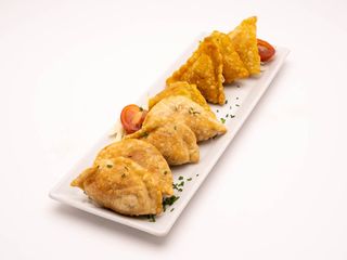Combo de Gyozas y Samosas (8uds)