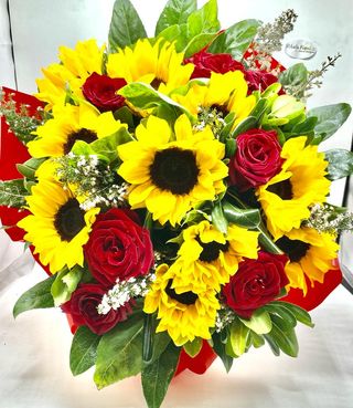 Bouquet girasoli e rose rosse                                  