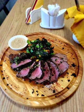 Стейк в ореховой панировке