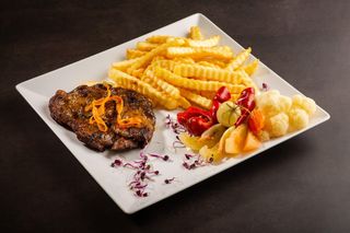 Ceafa de porc la gratar, cartofi prajiti 