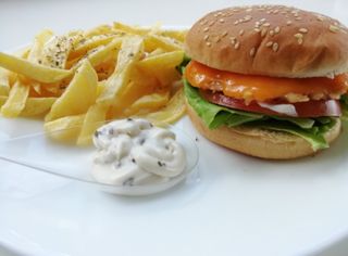 Hambúrguer de Atum com Batata Frita Artesanal