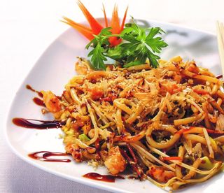 Spaghetti udon con gamberi e verdure