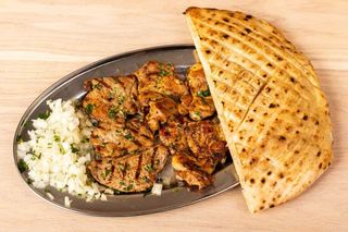 1/2 teleća šnicla i 1/2 pileći steak sa žara