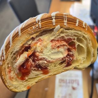 Croissant cu vanilie si insertie de capsuni