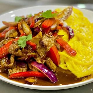 Tallarines A La Huancaína Con Lomo