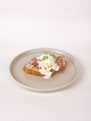 Croissant Benedict cu bacon și sos de parmezan