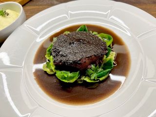 Томлені Щоки з Аргентинської телятини на Брюссельській капусті з Картопляним пюре Муслін (430g)