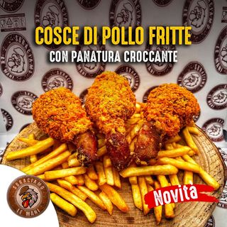 COSCE DI POLLO FRITTE SERVITE CON PATATE 