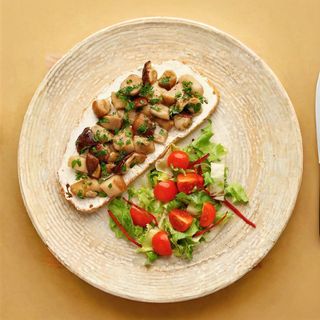 Bruscheta crudo cu ou posat