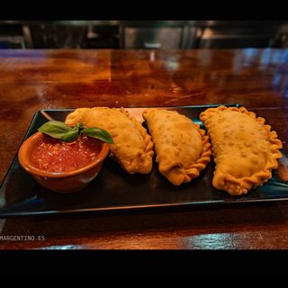 Tabla De Empanadas Fritas De Cerdo A La Cerveza Negra (3 Uds.)