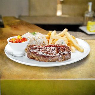 Sandacz smażony z frytkami i surówką