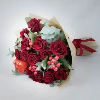 წითელი ვარდები ჰიპერიკუმით (15 ვარდით)