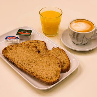 Desayuno Tostadas Masa Madre con Mantequilla y Mermelada