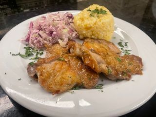 Pulpa de pui prăjită cu o orez și salata de varza