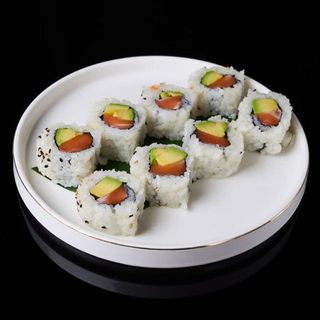 Uramaki salmone con avocado-093
