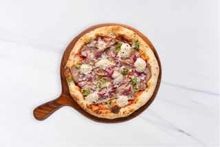 Телятина, мусс из тунца, руккола и пармезан