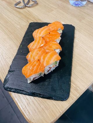 Roll De Aguacate Salmón Y Queso (8 Uds.)