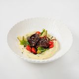 Томленные щечки бычка с карт пюре и шпинатом