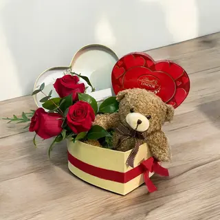 Corazón con bombones, rosas y peluche