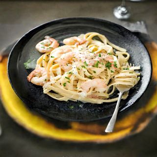 პასტა ზღვის პროდუქტით და ნაღებით