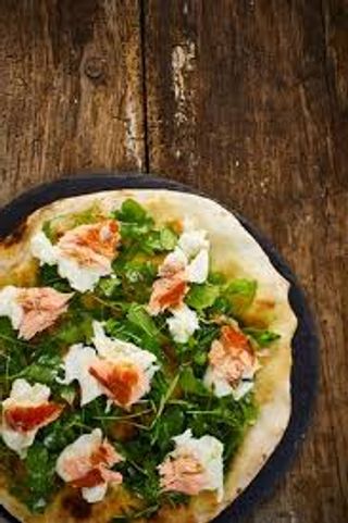 Focaccia salmone rucola stracciatella e pepe rosa