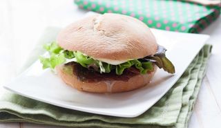 Pane arabo con hamburger, insalata, pomodoro e salsa