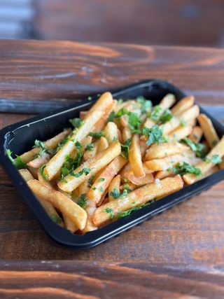 Cartofi aromatizati cu usturoi si patrunjel