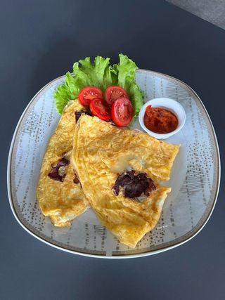 Omlet sa suhim mesom