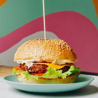 Rebel Cheeseburger i pomfrit