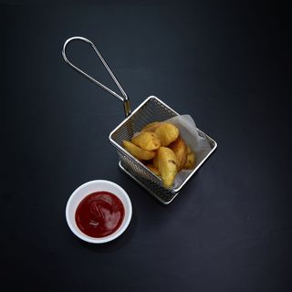 Картофельные дольки с кетчупом