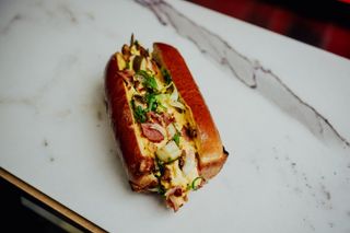 Хот дог бріош з беконом та кукурудзою