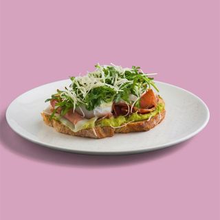 Gvakamole i pršuta tost