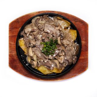  Говядина в сливочном соусе с картофелем