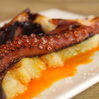 Plato De Brochetas De Pulpo A La Brasa Sobre Puré De Patata (2 Uds.)