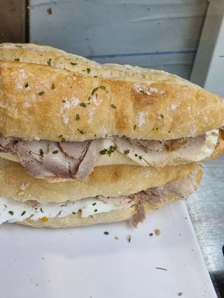 Bocadillo de pata con queso tierno 