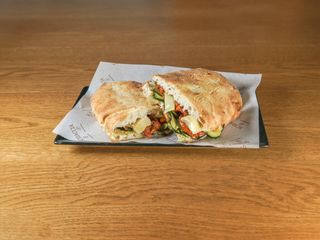 Crema piselli, zucchine grigliate, pomodori secchi, carciofi rustici