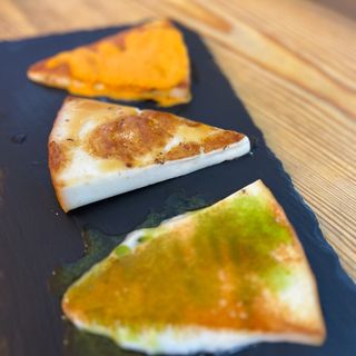 Tapa De Quesito Asado Con Mojos Y Miel De Palma