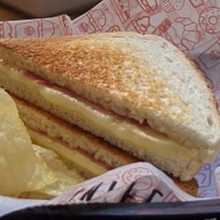 Sándwich de jamón y queso