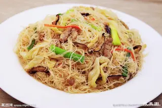 39A. Fideos de Arroz Chinos con Tres Delicias