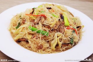 39A. Fideos de Arroz Chinos con Tres Delicias