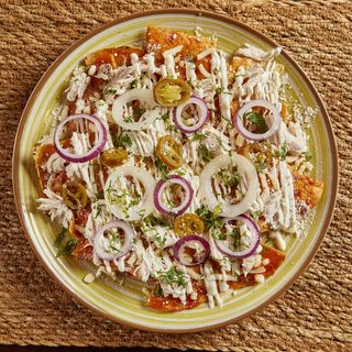 Chilaquiles con Pollo Deshebrado 