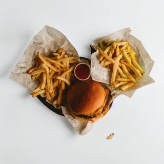 Cheeseburger + patatas fritas