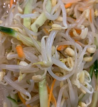 4. Салата от соеви кълнове (450г)