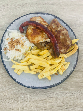 Mix Grill Tătuțu cu cartofi, varză și muștar