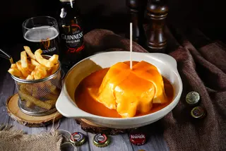Francesinha no Bolo do Caco
